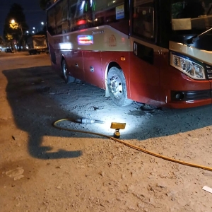 VÁ VỎ Ô TÔ, XE TẢI LƯU ĐỘNG -  KÍCH BÌNH 24/24 ĐỨC ANH