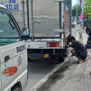 Vá vỏ ô tô lưu động Đức Anh – Giải pháp tiện lợi cho tài xế khi xe thủng lốp
